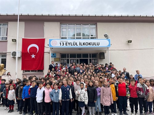 Kaymakamımız 13 Eylül İlköğretim Okulumuzca Düzenlenen 18 Mart Çanakkale Zaferi Programına Katıldı