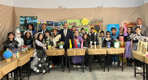 Kaymakamımız Sayın Onur ALİMOĞLU Poyracık 80. Yıl İlkokulumuzun düzenlemiş olduğu Sanat Sergisini ziyaret etti.